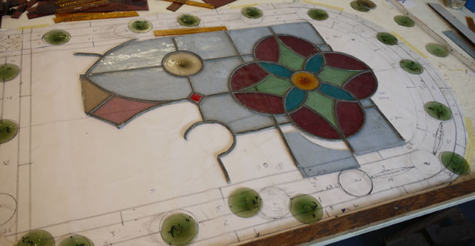 Aus unserem Bleiverglasungsbestand stammt die violette Blüte mit dem
hellblauen Hintergrund. Diese passte m.E. sehr gut zu dem 1907 erbauten Haus.