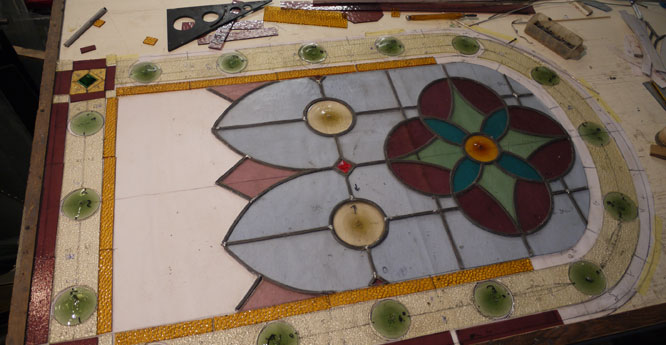 Nach unseren Schablonen fertigen wir den Zuschnitt der Gläser.