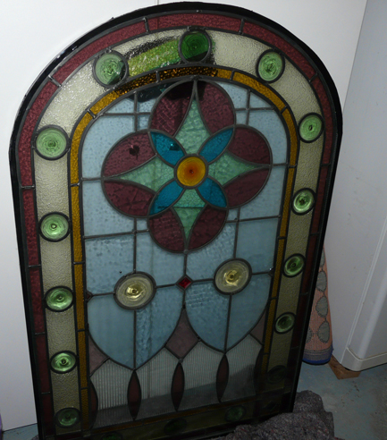 Die Bleiverglasung wurde vor unserem Einbau noch in Isolierglas eingefasst,
sodass diese schöne Verglasung auch eine Wärmeschutzfunktion erfüllt.