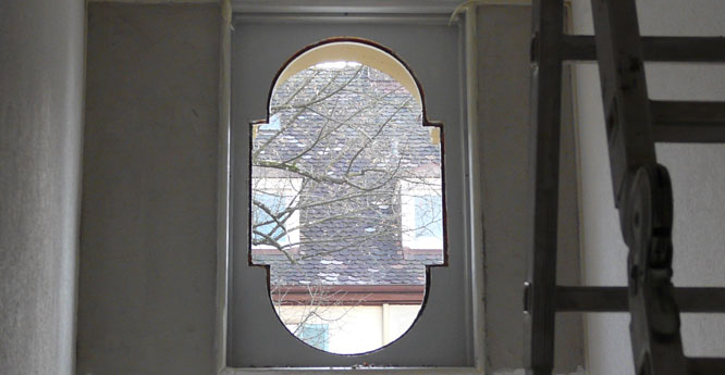 Das nicht zu demontierende Oberlicht sollte auch verschönert werden.
Wir entschieden uns für ein Musselinmuster aus Glasdekorfolie mit Sandstrahloptik.