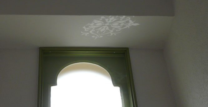 Schon blinzelt die Sonne durch das Oberlicht und reflektiert das Muster an die Flurdecke.