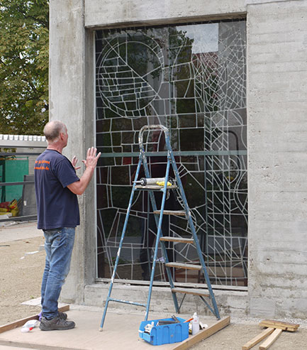 Während unserer Arbeiten an der Schutzverglasung des roten Fensters.