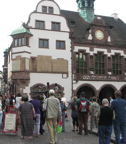 Das Rathaus während der Umarbeitungen durch die Schreinerei und
unser Atelier.