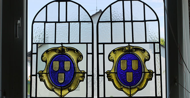 Zum Verwechseln ähnlich: Rechts unsere Reproduktion.