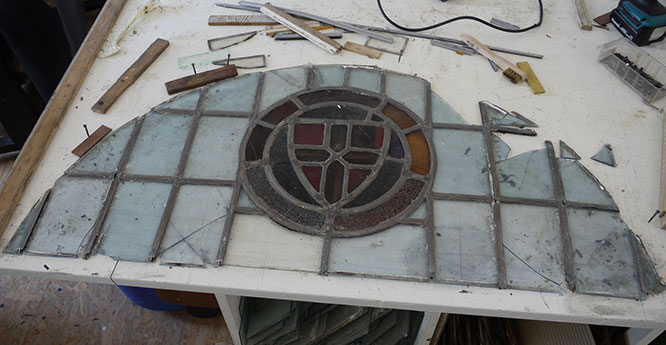 Das Oberlicht über der Tür war aufwendig zu richten, ehe es stabil und intakt genug für den nächsten Arbeitsschritt war: Das Einfassen in Isolierglas.