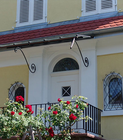 Außenansicht des Oberlichts mit Wappen.